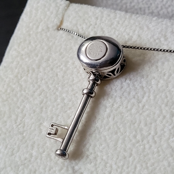 Sterling Silver Quiver Necklace, Key pendant - Picture 2 of 7